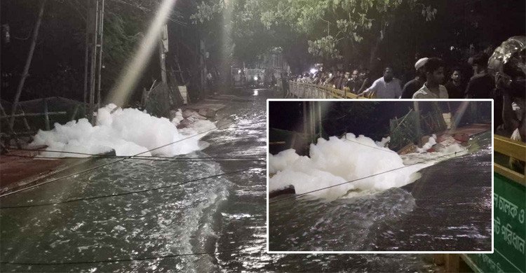 গুলশান লেকের পানি প্রবাহিত হচ্ছে সংযোগ সড়কের ওপর দিয়ে, ভেঙে যাচ্ছে সড়ক